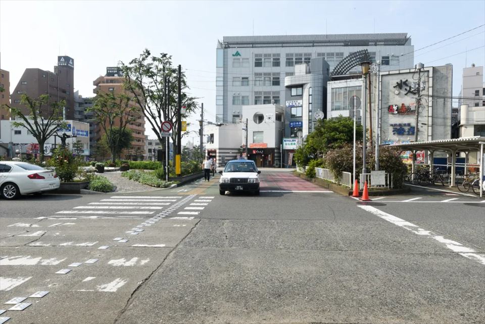1.平塚駅南口を出ます。JAの建物が見えます。