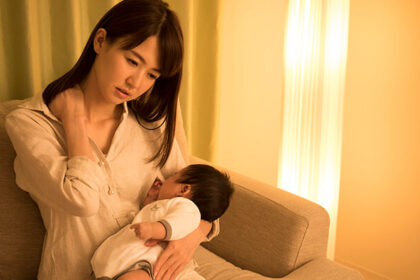 赤ちゃん抱っこの画像