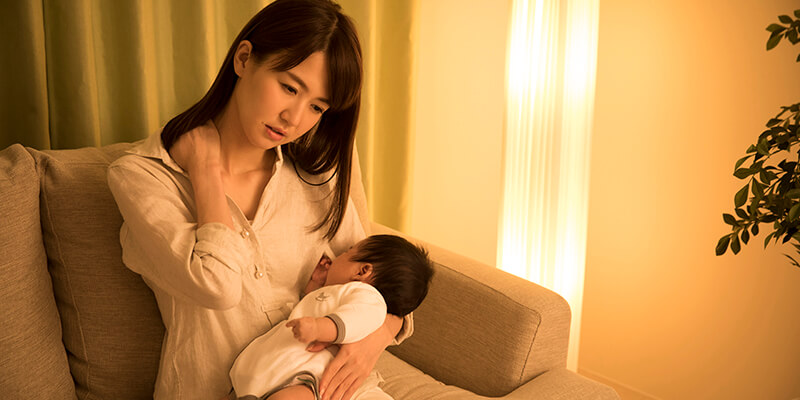 赤ちゃん抱っこの画像